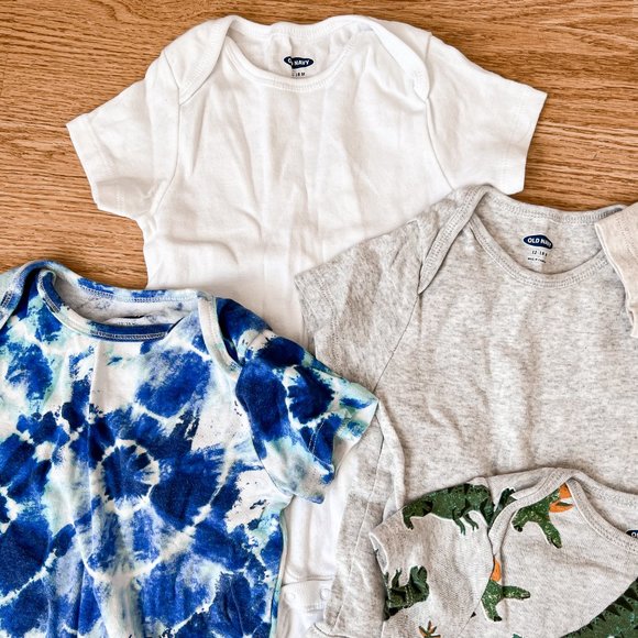 Pack of 5 Old Navy Baby Onesies - Picture 5 of 7